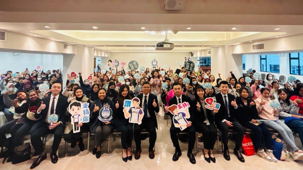 入境处执法部人员与在场人士合照。政府新闻处图片