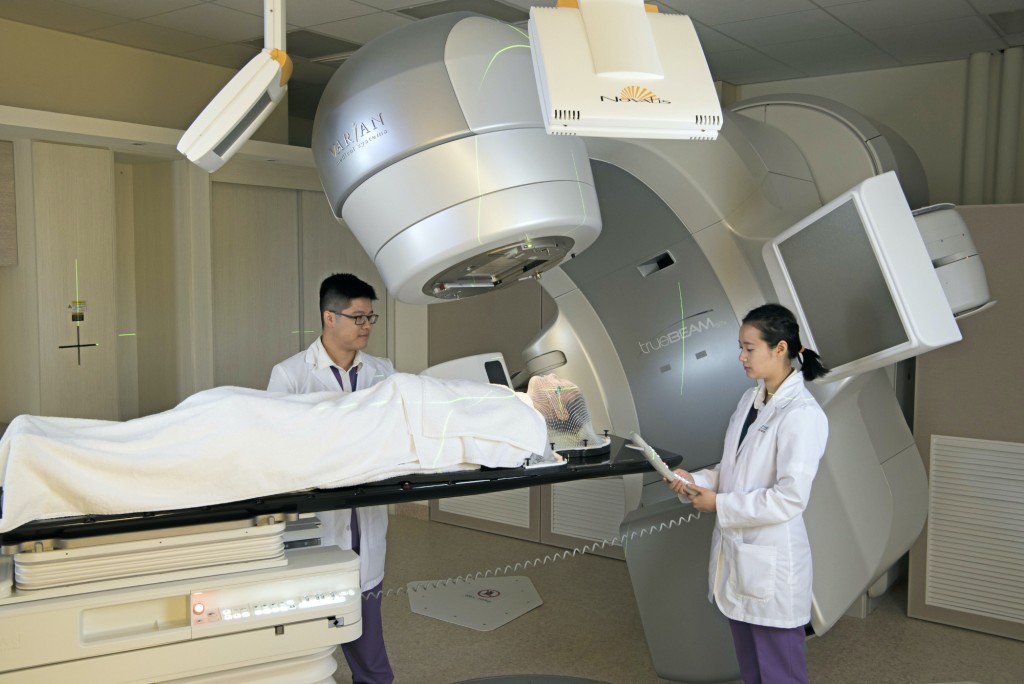 港怡醫院放射治療及腫瘤科中心設有先進的儀器，提供各種放射治療技術，適用於治療不同的癌症。