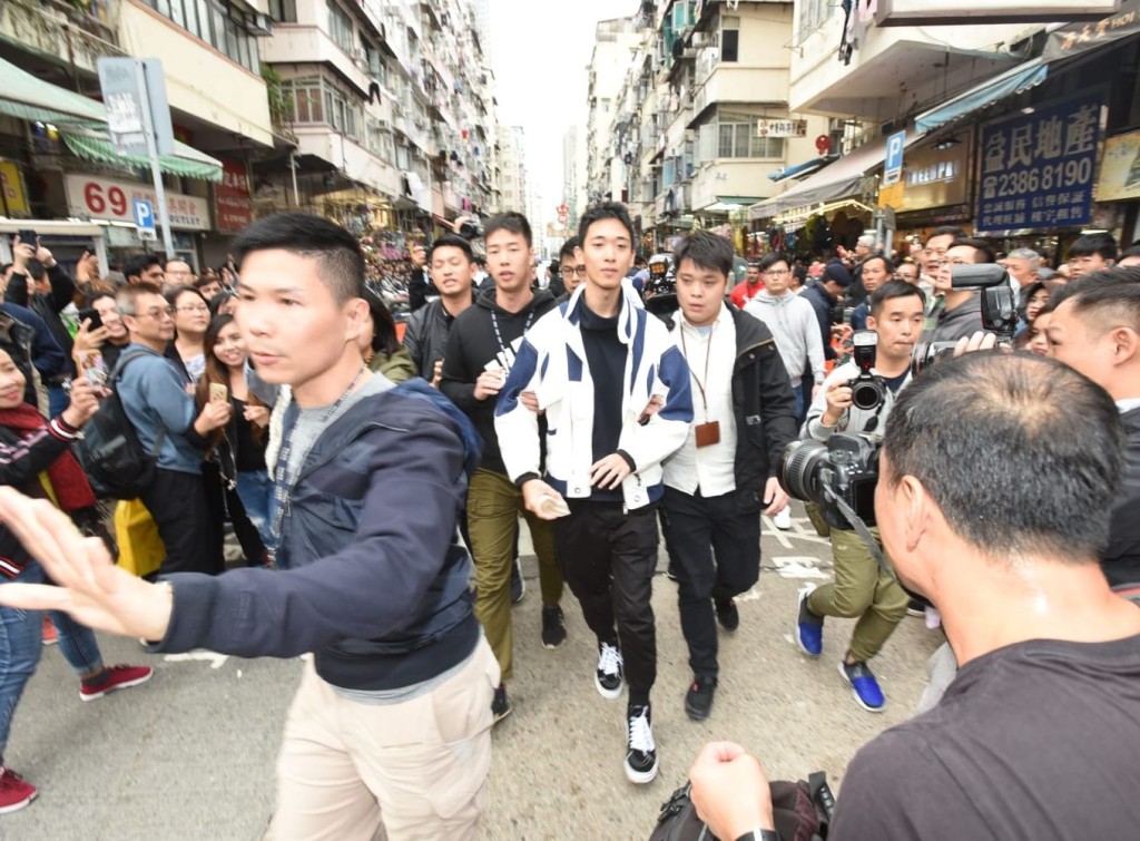警員將「幣少爺」帶走。