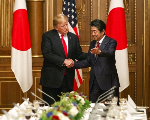 美國總統特朗普會見日本首相安倍晉三。AP圖片