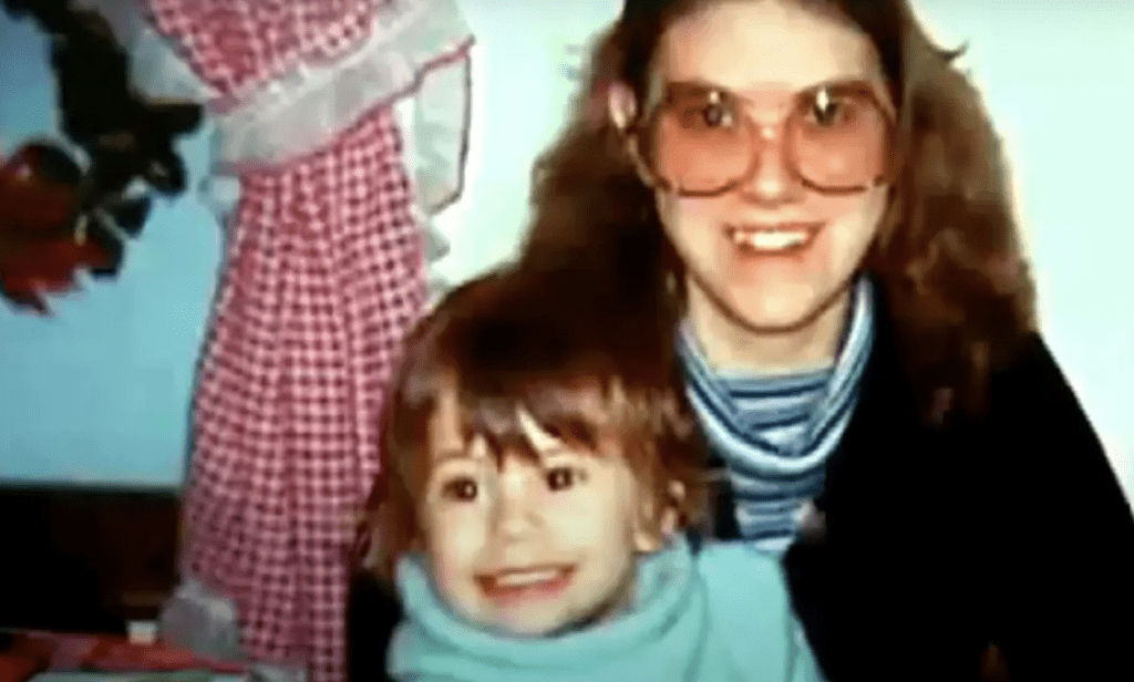 切丽幼时与母亲麦金尼合照。