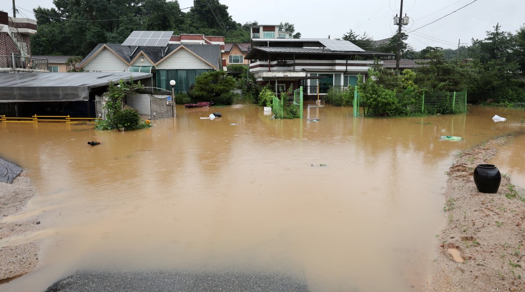 清州有河流泛滥部分房屋被淹没。路透社