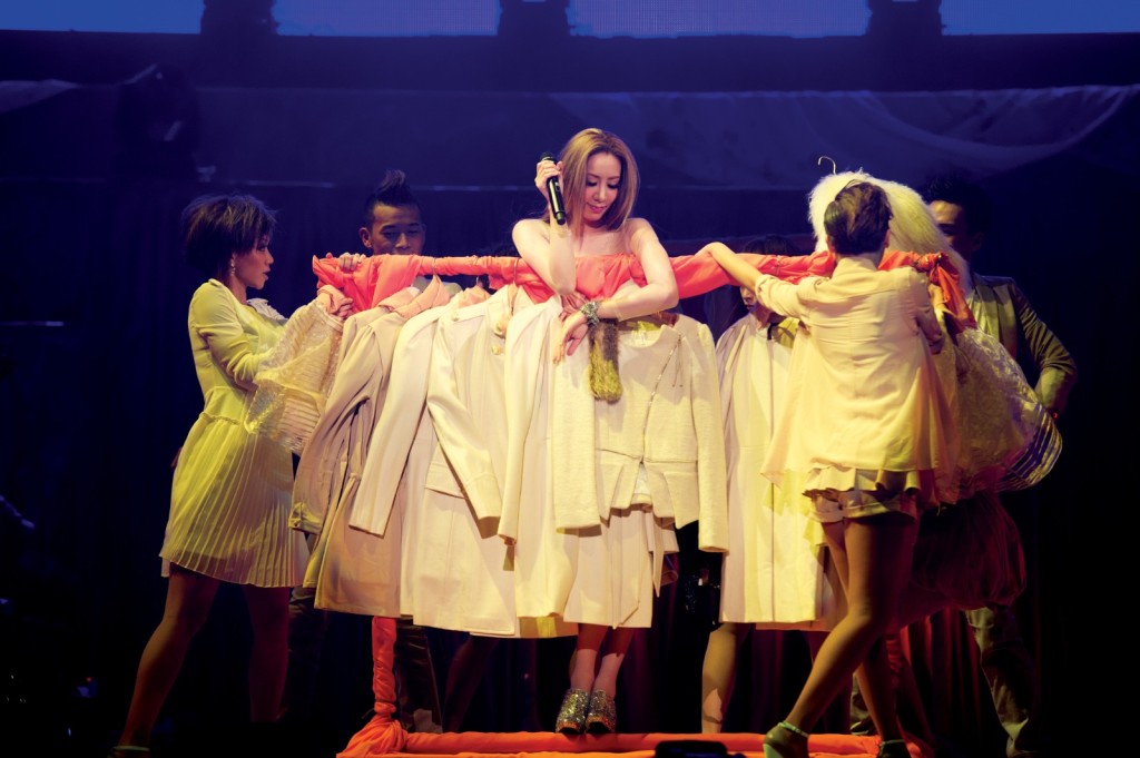 「戲院版」特別以影院級音效重現Kary的代表歌曲,讓樂迷享受前所未有的演唱會戲院體驗。 「戲院版」特別以影院級音效重現Kary的代表歌曲,讓樂迷享受前所未有的演唱會戲院體驗。