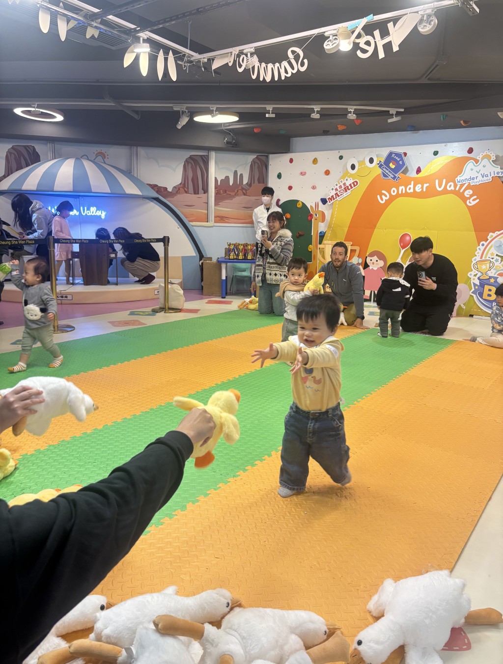 带家中的「小健将」来到Wonder Valley 两店参加宝宝运动大赛,13 - 24个月婴幼儿还可以参加搬公仔比赛。(图片来源:受访者提供) 带家中的「小健将」来到Wonder Valley 两店参加宝宝运动大赛,13 - 24个月婴幼儿还可以参加搬公仔比赛。(图片来源:受访者提供)