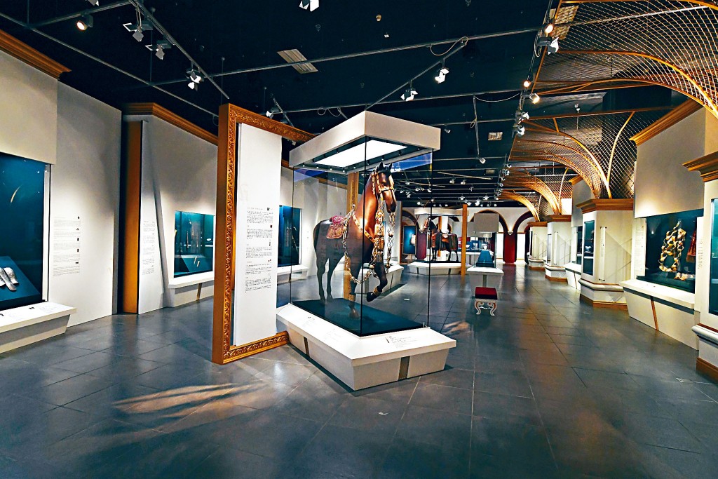 展覽以兩個真實比例的模型馬匹，展示沙皇巡遊大典上使用的奢華馬具。