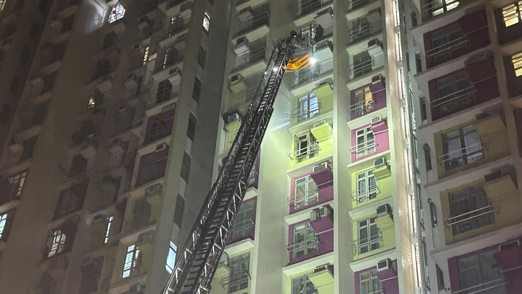 蘇屋邨石竹樓9樓一單位內的流動充電器起火,消防架起雲梯撲救。蔡楚輝攝 蘇屋邨石竹樓9樓一單位內的流動充電器起火,消防架起雲梯撲救。蔡楚輝攝