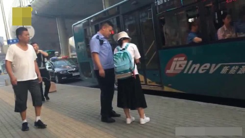 少女遺失手機私自檢查乘客手袋,律師:無權私下搜查。網圖