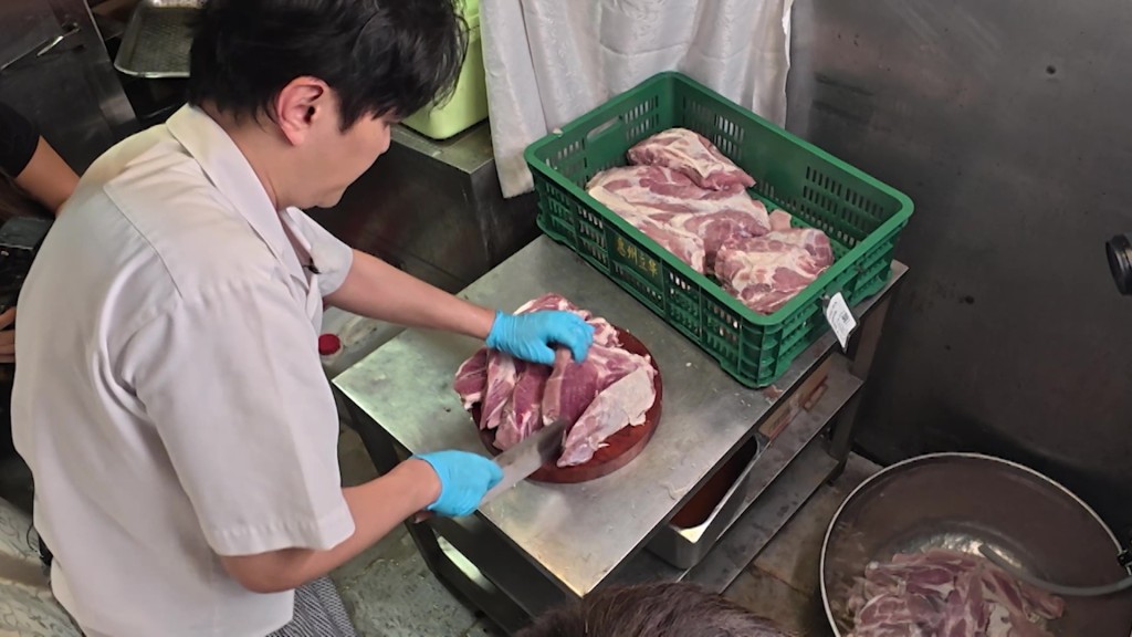 學整叉燒 發哥讚蕭正楠刀工十分穩定