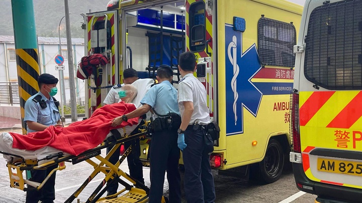 老翁送院檢查。警方提供