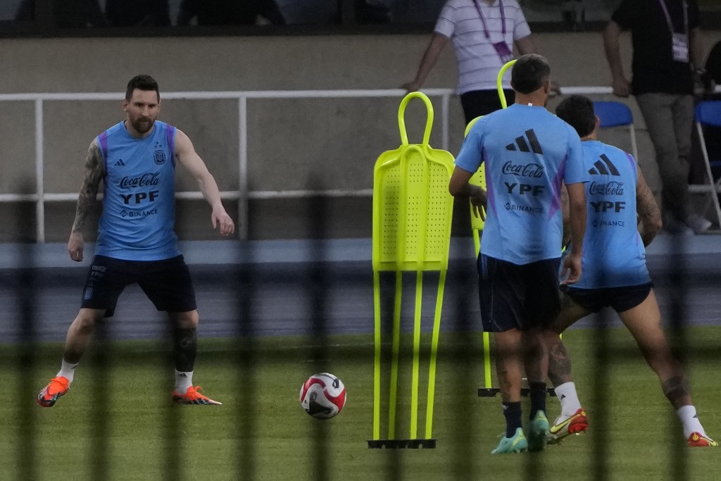美斯與阿根廷國家足球隊隊友在北京的訓練中操練。AP