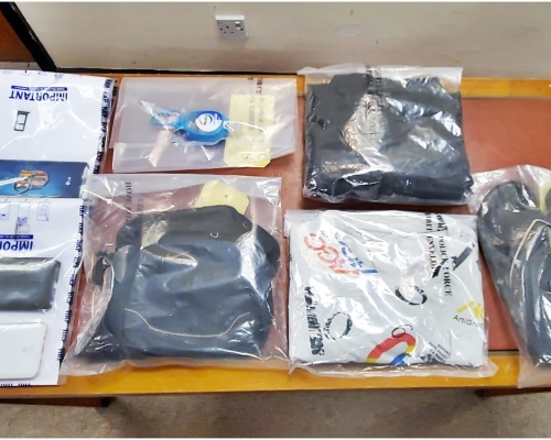 警方昨日展示疑犯犯案時所穿衣物。