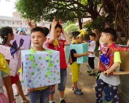 學生們化身成五顏六色的禮物盒。網圖