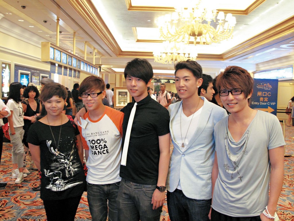 (左起)鄧小巧、陳彥廷、許廷鏗、林師傑、劉威煌同喺TVB《超級巨星》出身。