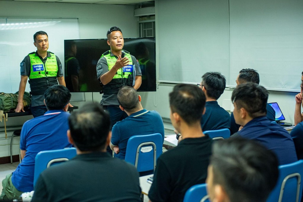 警長曾憲鵬(右)就訓練內容與隊員進行檢討。 