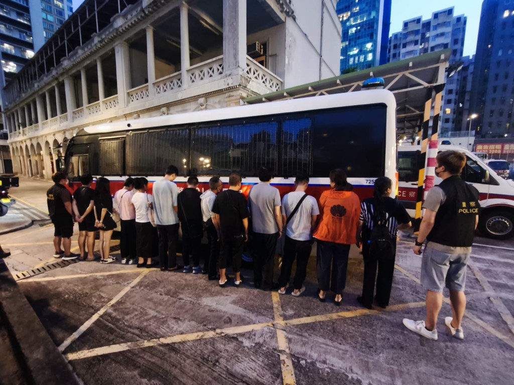 人員突擊搜查區內五個住宅及商業單位,搗破五個懷疑非法賭場。警方圖片 人員突擊搜查區內五個住宅及商業單位,搗破五個懷疑非法賭場。警方圖片