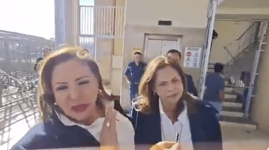 據英美媒體披露的現場影片顯示,盧比斯當時正站在國民議會大樓外的走廊與記者及民眾交談。X@vloonk 據英美媒體披露的現場影片顯示,盧比斯當時正站在國民議會大樓外的走廊與記者及民眾交談。X@vloonk