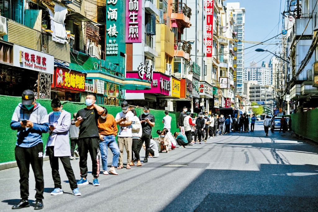 上海周三前实现「社会面清零」。图为上海临港方舱医院。