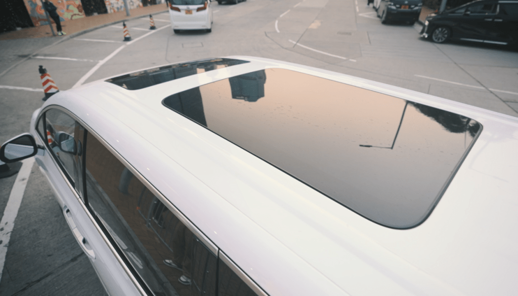 整個車的天窗達到1.1平米，超大的車內天窗令D9再加分。