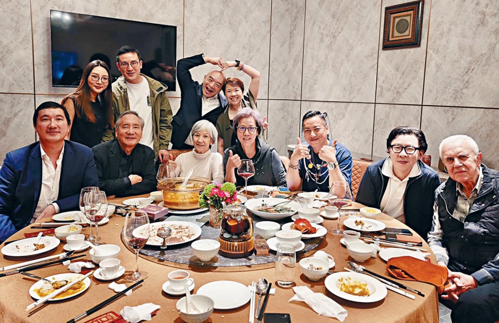 在粤一楼来张大合照