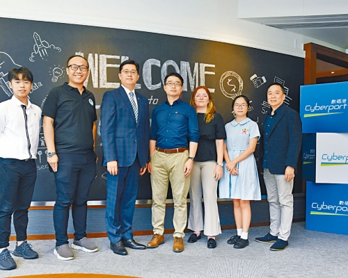 數碼港首席公眾使命官陳思源（左三）與一眾創科公司創辦人及學生出席傳媒茶敍。 何健勇攝