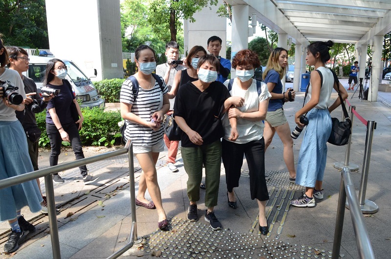 47歲死者吳建明太太（黑衫者）要由親友攙扶。歐陽偉光攝