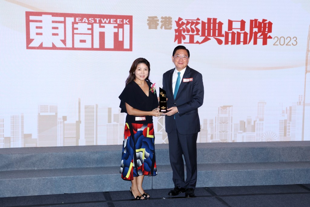 天機亞太集團獲頒「經典品牌」大獎，董事嚴百樂（左）代表天機亞太集團領獎。
