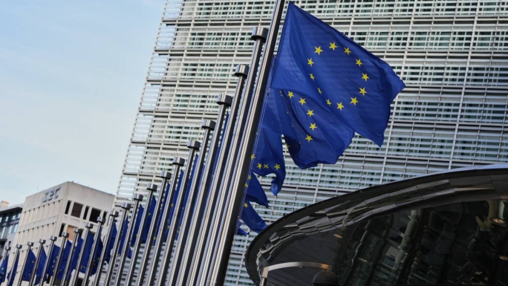 彭博報道指歐盟正研究強制成員國，將網絡中的華為及中興的設備移除。美聯社