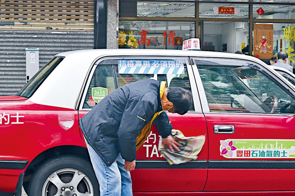 參與抗疫車隊「的哥」清潔的士及貼上標示。