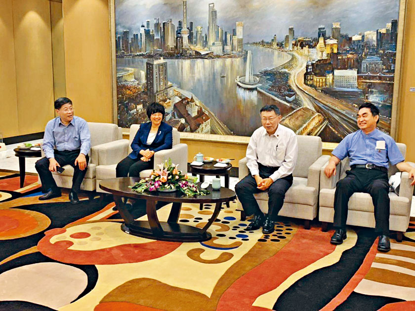 柯文哲（右二）昨天抵達上海，上海副市長宗明(左二)等官員到場接機。