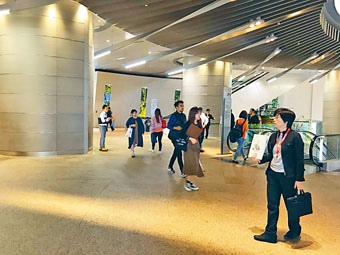 長沙灣家壹示範單位連日均錄不俗人流，就昨午尖沙嘴展銷廳現場所見，均錄睇樓客，以年輕人士為主。此外，展銷廳外至港鐵站鄰近一帶有大量代理駐足撈客，積極向路人推銷。