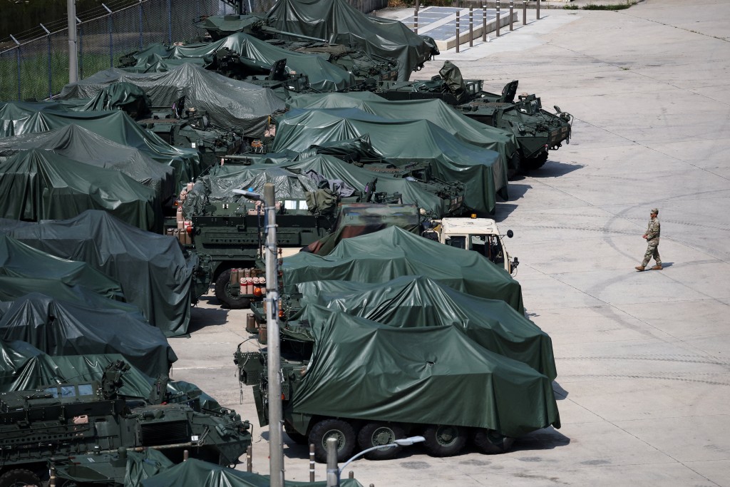 南韓軍方內部人士坦言，例行聯合演習規模縮減一半，甚至中途取消野外演習，這簡直是史無前例。路透社