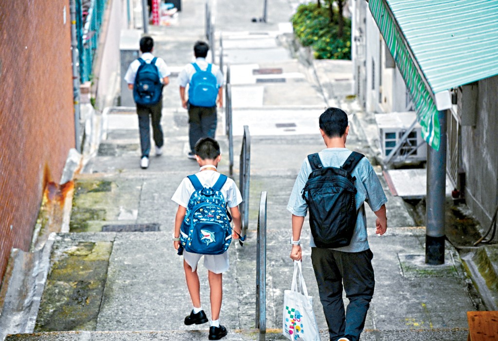 新版本的《學校行政手冊》列明，每名學生不能同時在多於一間公帑資助學校註冊。