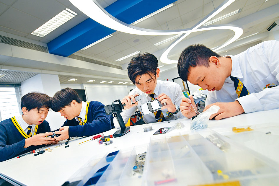 聖若瑟英文中學把電腦室翻新為「Smart Space」,預留空間供學生進行組裝人工智能車等實作活動。