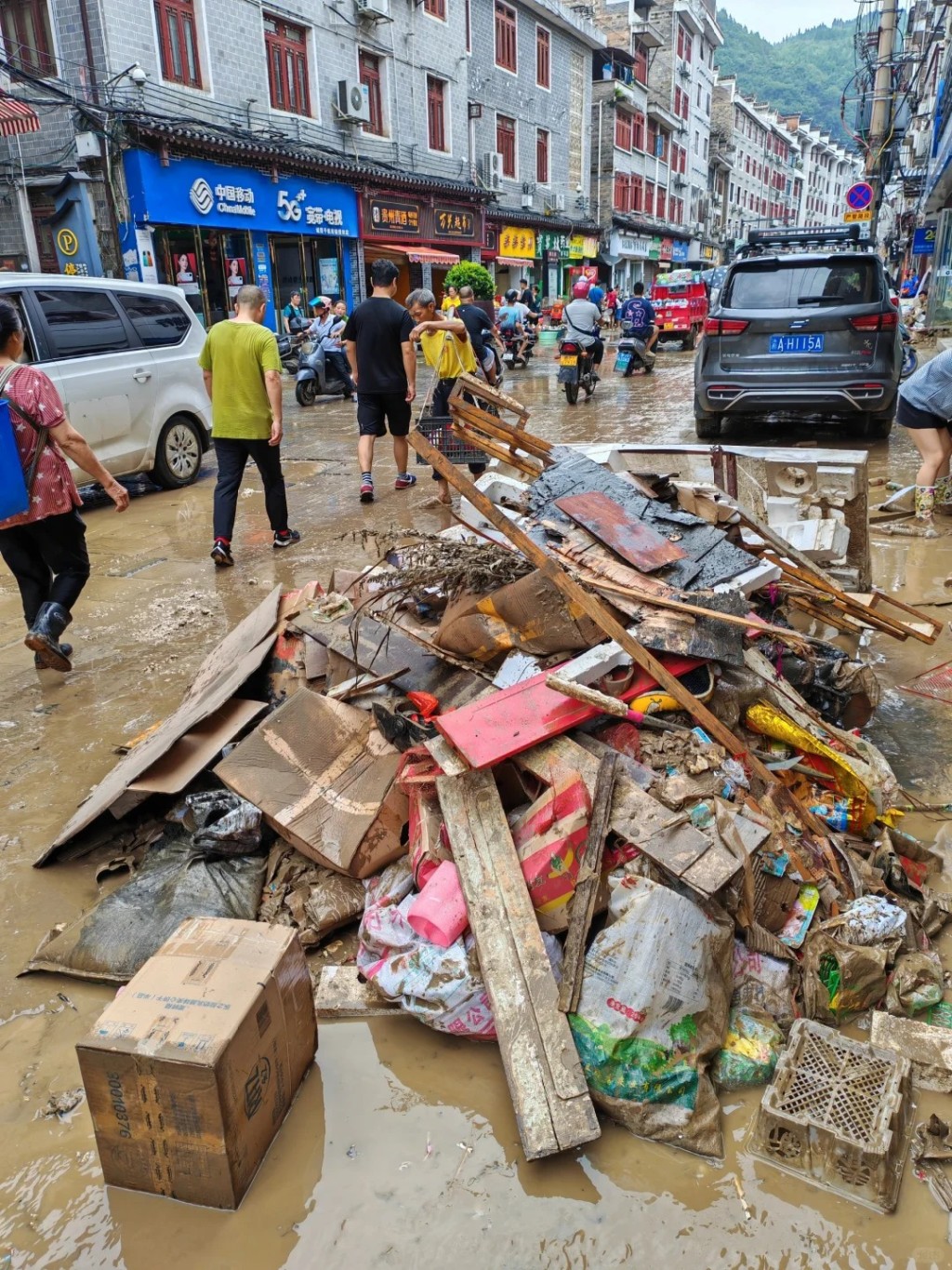 贵州镇远古镇被河水淹浸，损失惨重，居民今早开始清理灾场。小红书