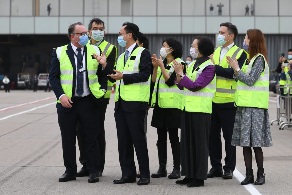 聶德權及陳肇始等人到機場停機坪迎接疫苗。