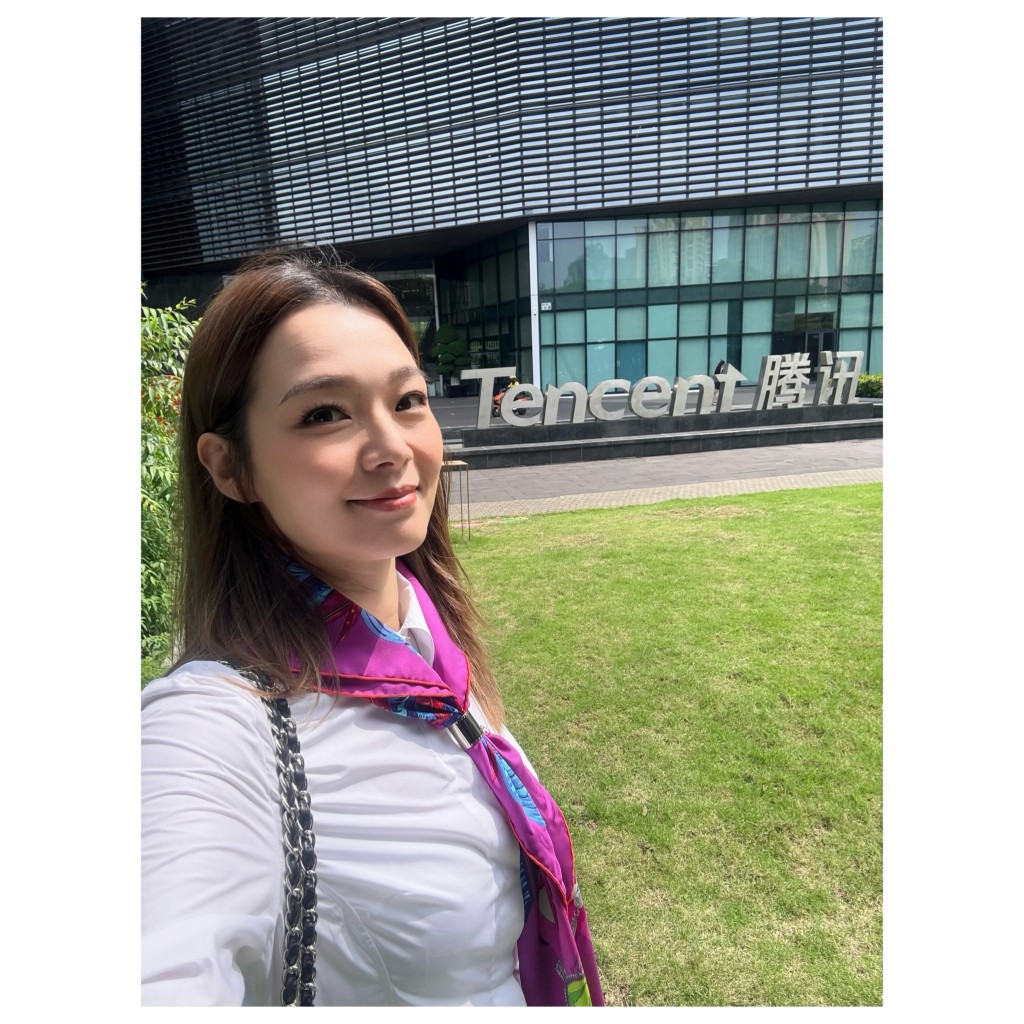 呂慧儀親身到達騰訊大樓外,為其教育事業尋找合作夥伴。 呂慧儀親身到達騰訊大樓外,為其教育事業尋找合作夥伴。