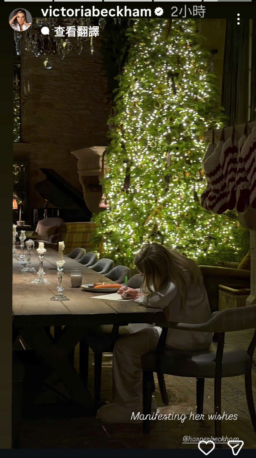 Harper靜靜地寫下聖誕願望,媽咪話當然要幫她實現。 Harper靜靜地寫下聖誕願望,媽咪話當然要幫她實現。