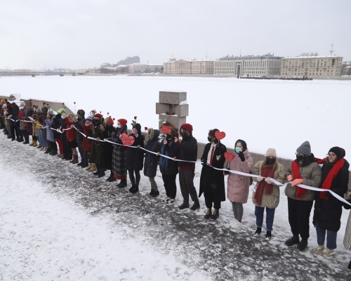 數百名婦女在莫斯科與聖彼得堡組成人鏈。AP圖片