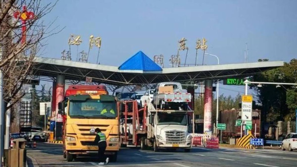 南方多省的21辆冻品车，半年间先后「迷路」驶至千里外的河南被扣查。封面新闻