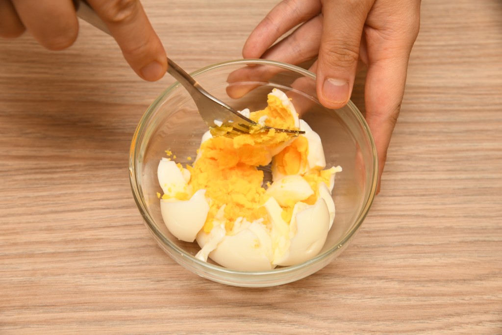Step 3: 將雞蛋去殼，用叉壓碎雞蛋。 Remove the egg shell and smash the egg by using a fork.