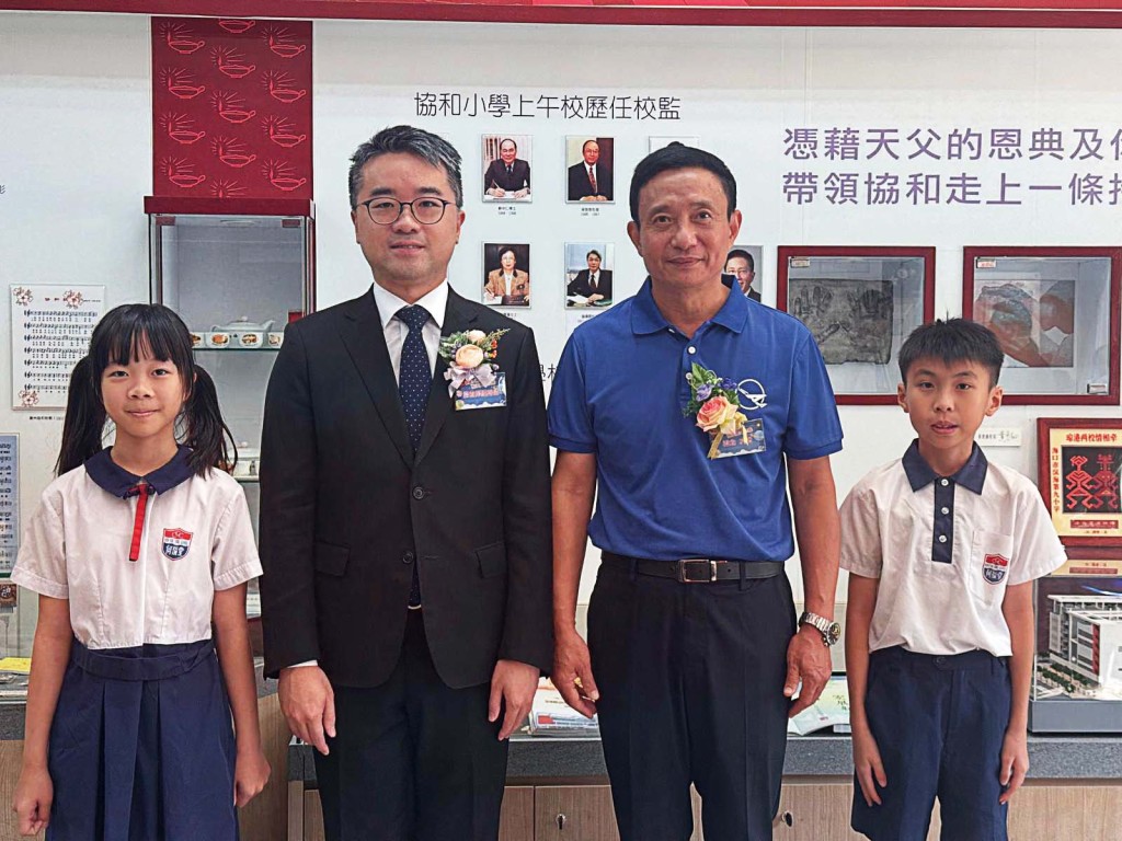 學生參與「國慶75周年—航天員進校園」活動，與教育局副局長施俊輝博士及航天員陳全大校合影。