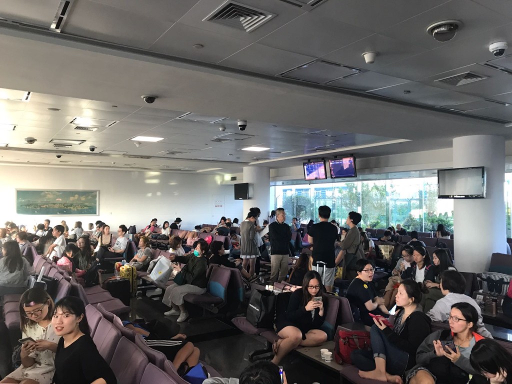 大批旅客滯留廈門。讀者劉小姐提供