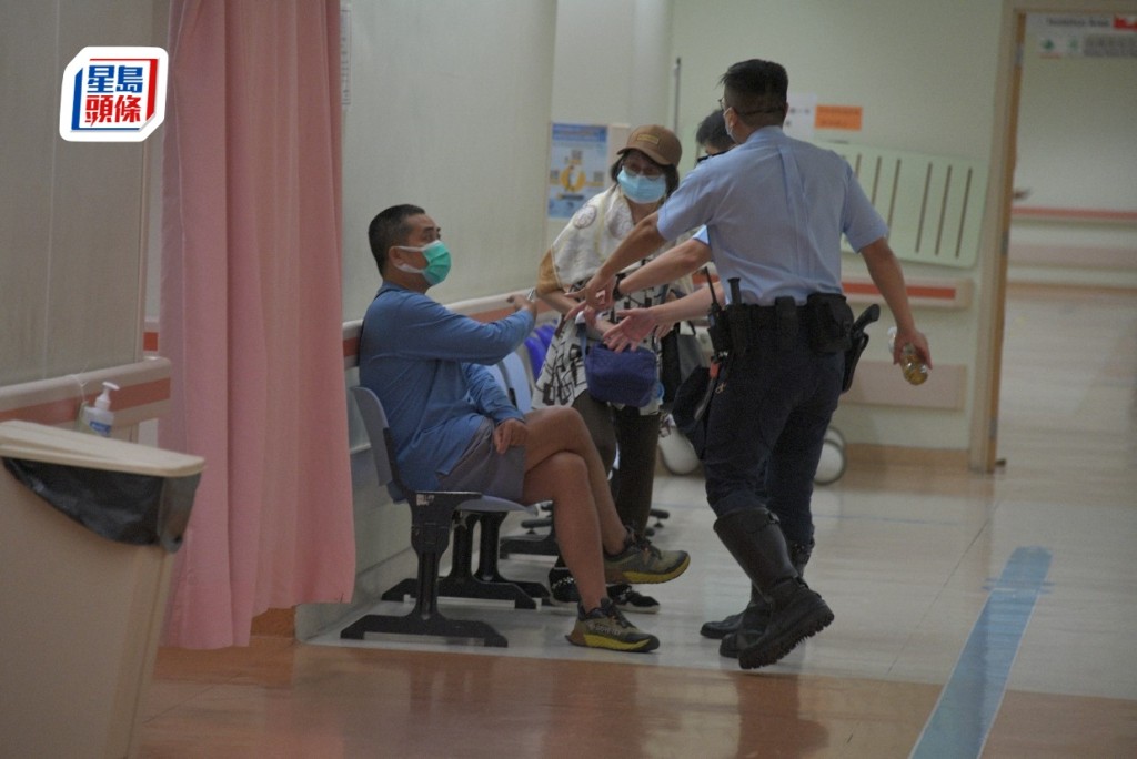 伤者的男友人(图左一)接报赶至医院了解事件。杨伟亨摄