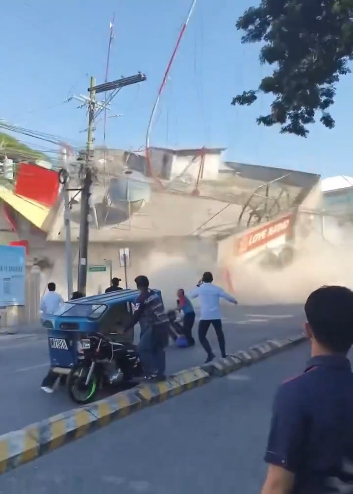 菲律賓發生7.8級地震，聖托斯將軍市（General Santos City）一棟商場不堪強震倒冧。