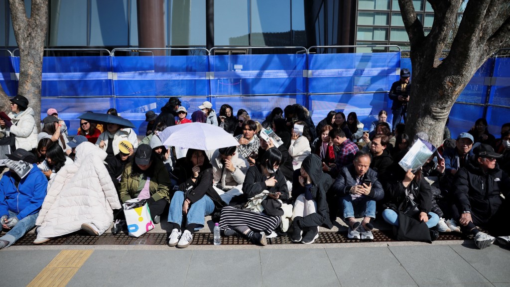 BTS光化门开唱,民众下午到场霸位。 路透社 BTS光化门开唱,民众下午到场霸位。 路透社