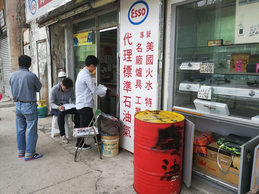 店主被偷去5個石油氣爐，3箱大約160枝石油氣。