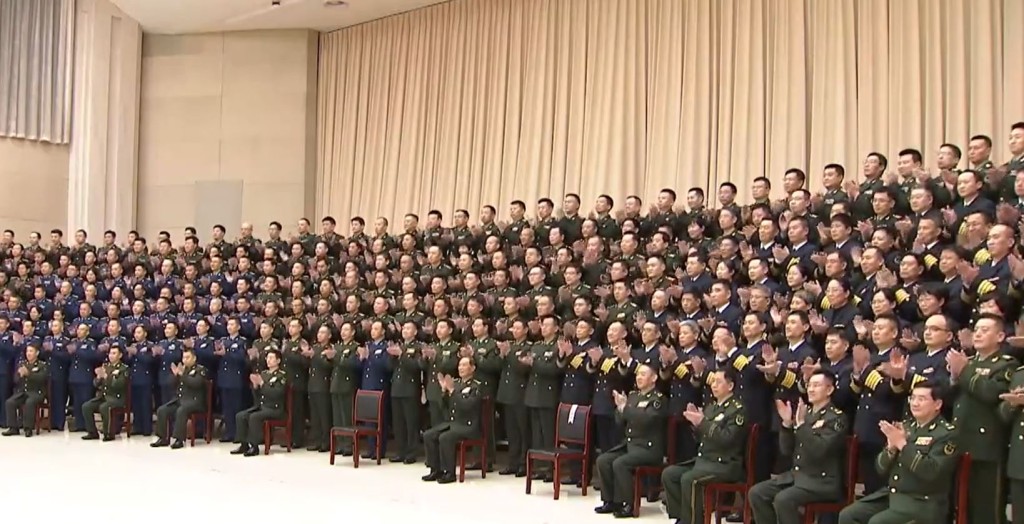 習近平在天津視察駐當地的部隊，要求軍隊在新一年堅決完成各項任務。央視