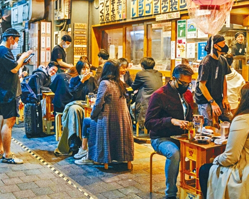 民眾在東京新宿的餐廳外用膳。　