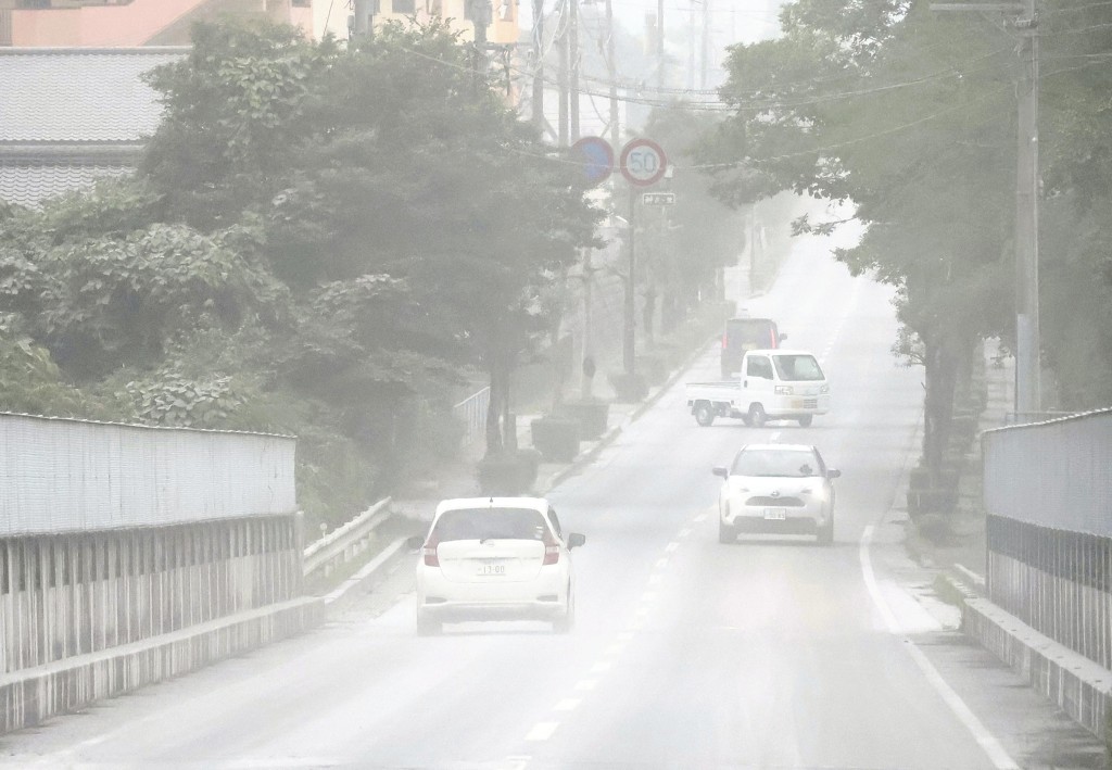 6月24日，火山灰散落公路。法新社