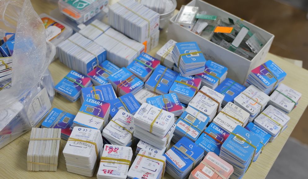 警方在行動中查獲大量SIM卡及通訊設備。 （柬中時報）